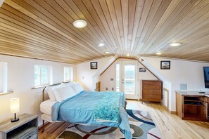 4 bedrooms, WiFi, bed sheets - Sullishak Ocean View Cabin 450 Feet to the Beach Walk to Local Market and Caf (Depoe Bay)