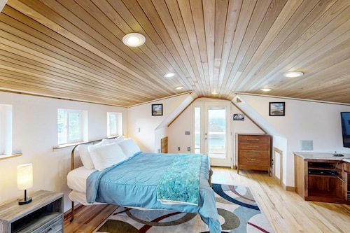 Sullishak Ocean View Cabin 450 Feet to the Beach Walk to Local Market and Caf