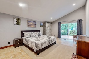 2 bedrooms, iron/ironing board, WiFi, bed sheets - Cozy Depoe Bay retreat with ocean and beach access via trail (Depoe Bay)