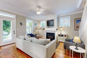TV, fireplace, DVD player, offices - Bella Beach Home with private hot tub walk to beach park and cafe (Depoe Bay)