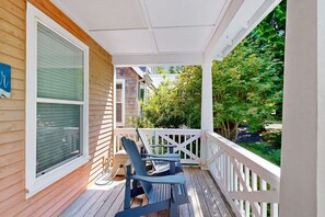 Property grounds - Bella Beach Home with private hot tub walk to beach park and cafe (Depoe Bay)