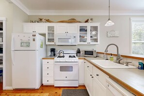 Fridge, microwave, oven, stovetop - Bella Beach Home with private hot tub walk to beach park and cafe (Depoe Bay)