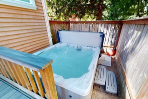 Outdoor spa tub - Bella Beach Home with private hot tub walk to beach park and cafe (Depoe Bay)
