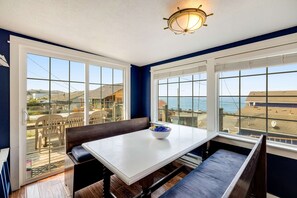 Dining - 2 Story Dog Friendly Aparthotel with Deck Gas Fireplace Ocean Views Beach Access (Depoe Bay)