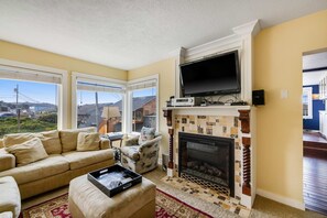 TV, fireplace, DVD player, offices - Beach View Dog Friendly Home with Gas Fireplace Deck Beach Access and Free WiFi (Depoe Bay)