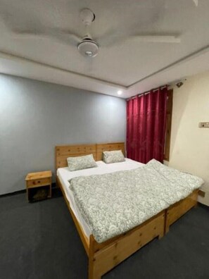 Soundproofing, iron/ironing board, free WiFi - Northland Guest House  (Skardu)