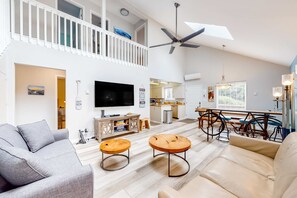 TV, DVD player, offices - Enchanting home near the coast with hot tub full kitchen and washer dryer (Gleneden Beach)