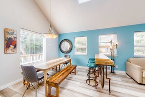 Dining - Enchanting home near the coast with hot tub full kitchen and washer dryer (Gleneden Beach)