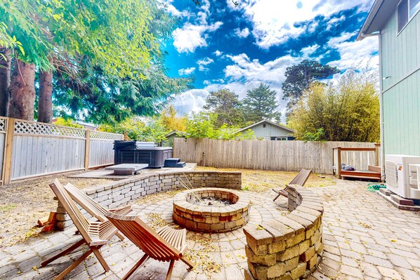 Terrace/patio - Enchanting home near the coast with hot tub full kitchen and washer dryer (Gleneden Beach)