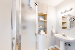 Shower, hair dryer, towels, shampoo - Enchanting home near the coast with hot tub full kitchen and washer dryer (Gleneden Beach)