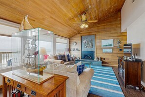 TV, fireplace, DVD player, stereo - Dog friendly home with oceanfront location and fireplace walk to the beach (Gleneden Beach)