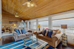 TV, fireplace, DVD player, stereo - Dog friendly home with oceanfront location and fireplace walk to the beach (Gleneden Beach)