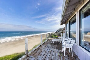 Property grounds - Dog friendly home with oceanfront location and fireplace walk to the beach (Gleneden Beach)