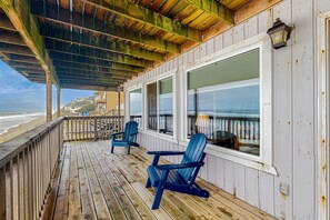 Property grounds - Dog friendly home with oceanfront location and fireplace walk to the beach (Gleneden Beach)