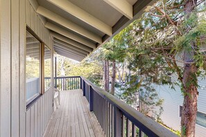 Terrace/patio - Comfortable inviting home with great deck 2 blocks to the beach (Depoe Bay)