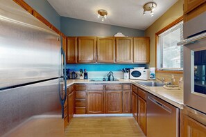 Wasserkocher mit Kaffee-/Teezubehör, Kühlschrank, Mikrowelle, Ofen