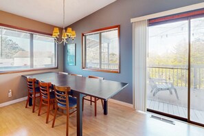 Dining - Comfortable inviting home with great deck 2 blocks to the beach (Depoe Bay)