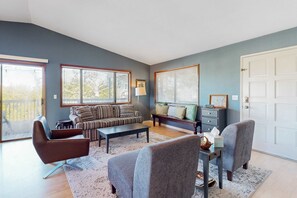 TV, video games, DVD player - Comfortable inviting home with great deck 2 blocks to the beach (Depoe Bay)
