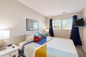 4 bedrooms, iron/ironing board, travel cot, WiFi - Comfortable inviting home with great deck 2 blocks to the beach (Depoe Bay)
