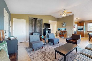 TV, video games, DVD player - Comfortable inviting home with great deck 2 blocks to the beach (Depoe Bay)