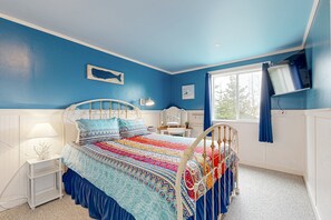 4 bedrooms, desk, WiFi, bed sheets
