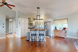 Jääkaappi, mikroaaltouuni, uuni, liesi