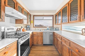 Fridge, microwave, oven, stovetop - Impressive oceanfront home with great views dog friendly (Gleneden Beach)