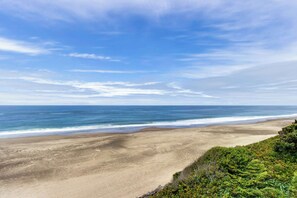 Beach - Impressive oceanfront home with great views dog friendly (Gleneden Beach)
