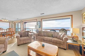 TV, fireplace, DVD player, stereo - Impressive oceanfront home with great views dog friendly (Gleneden Beach)