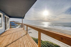 Property grounds - Impressive oceanfront home with great views dog friendly (Gleneden Beach)