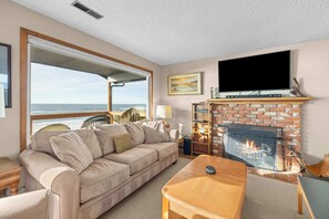 TV, fireplace, DVD player, stereo - Impressive oceanfront home with great views dog friendly (Gleneden Beach)