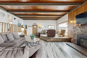 Televisión, chimenea y estéreo