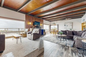 Televisión, chimenea y estéreo