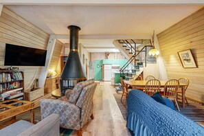 TV, lareira, DVD player, aparelho de som