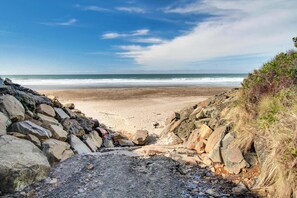 A rocky beach with a view of the ocean. - Fun and Unforgettable Beach House Dog friendly with a Great Location (Gleneden Beach)