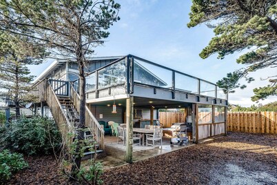 Family friendly house with ocean view and private hot tub walk to beach dogs OK