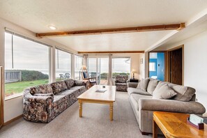 Televisión y chimenea 