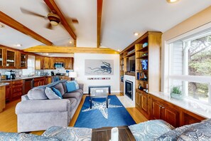 Living area - Perfect oceanfront beach getaway with amazing views - walk to the beach (Gleneden Beach)