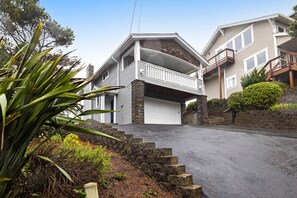 Exterior - Perfect oceanfront beach getaway with amazing views - walk to the beach (Gleneden Beach)