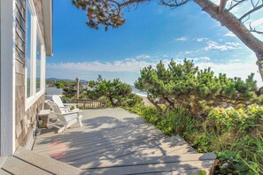 Terrace/patio - Perfect oceanfront beach getaway with amazing views - walk to the beach (Gleneden Beach)