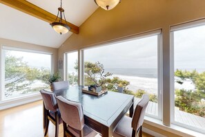 Dining - Perfect oceanfront beach getaway with amazing views walk to the beach (Gleneden Beach)