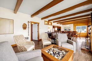 TV, fireplace, DVD player, stereo - Charming Oceanfront House with Gorgeous Water Views and Beach Access (Gleneden Beach)