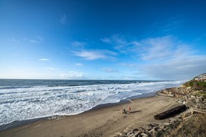 On the beach - Oceanfront house steps to beach with private hot tub firepit and spectacular view (Gleneden Beach)