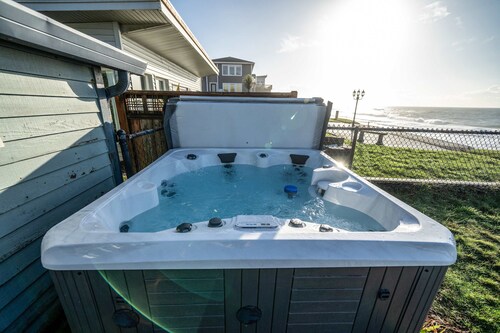 Oceanfront house steps to beach with private hot tub, firepit & spectacular view