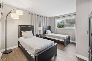 4 bedrooms, iron/ironing board, WiFi, bed sheets - Oceanfront dog friendly house with deck private hot tub and stunning views (Gleneden Beach)