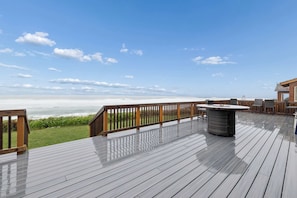 Terrace/patio - Oceanfront dog friendly house with deck private hot tub and stunning views (Gleneden Beach)