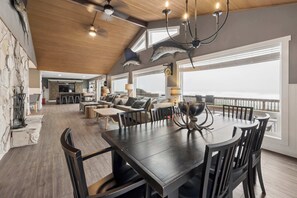 Dining - Oceanfront dog friendly house with deck private hot tub and stunning views (Gleneden Beach)
