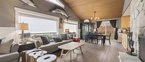 电视、壁炉、DVD 播放器、桌上足球