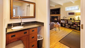Une salle de bain avec un lavabo, un miroir et un meuble en bois.