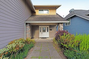 Exterior detail - Dog friendly home with enclosed yard game room private hot tub near the beach (Gleneden Beach)
